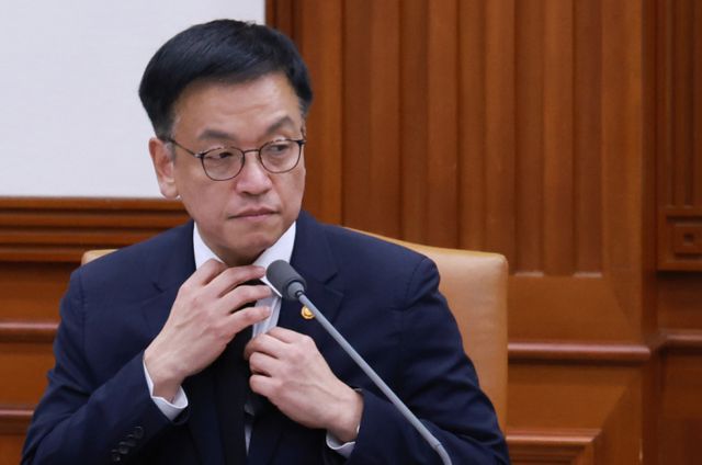 최상목 대통령 권한대행 겸 부총리가 자신의 SNS 직함 소개란에 '대통령 권한대행'을 추가해 누리꾼들의 비난을 받고 있다. 사진은 2일 경제관계장관회의에 참석한 최상목 대통령 권한대행 부총리 겸 기획재정부 장관의 모습. /사진=뉴시스