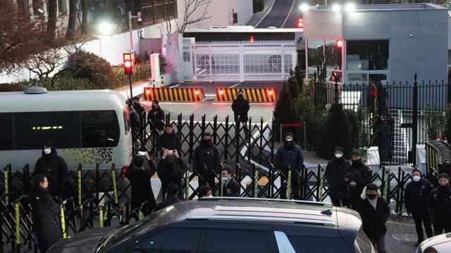 AP통신, 로이터통신 등 주요 외신들이 윤석열 대통령의 체포영장 집행을 실시간 보도하고 있다. 사진은 윤 대통령 체포영장 집행에 나선 고위공직자범죄수사처(공수처) 수사관들이 탄 차량이 3일 서울 용산구 한남동 대통령 관저 입구에 도착한 모습. /사진=뉴스1