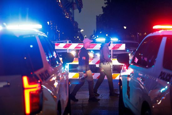 테러 사건의 범인 샴수드 딘 자바르(42)는 미국 시민으로 파악됐다. 사진은 테러 발생현장 모습. /사진=로이터