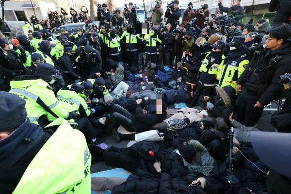 윤석열 대통령의 관저 앞에서 보수 집회를 열던 참가자들이 도로를 점거하자 경찰은 5차 해산 명령을 내린 뒤 강제 해산 절차를 진행했다. 사진은 2일 서울 용산구 윤석열 대통령 관저 입구 앞에서 경찰 병력이 농성중이던 보수단체 회원 및 윤 대통령 지지자들을 강제해산시키고 있는 모습. /사진=뉴스1