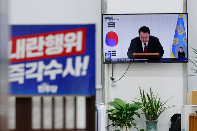 고위공직자범죄수사처(공수처)가 윤석열 대통령의 체포영장 집행에 나섰다. 사진은 지난해 12월 14일 서울 여의도 국회에 윤 대통령의 '국민께 드리는 말씀' 대국민 담화가 나오고 있는 모습. /사진=뉴스1