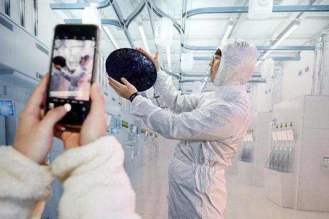 공급 과잉으로 D램·낸드 플래시 등 메모리 반도체 가격이 하락할 것이란 전망이 나왔다. 사진은 지난해 11월 대구 엑스코에서 한 학생이 반도체 생산라인을 체험하는 모습. /사진=뉴스1