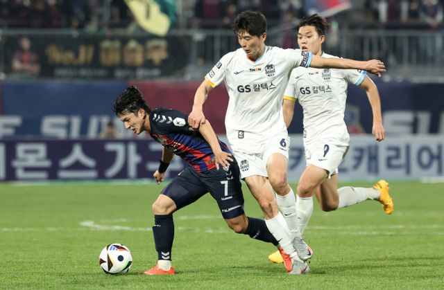 수원FC 출신 정승원이 FC서울로 이적했다. 사진은 수원FC 소속으로 활약하던 정승원이 FC서울기성용과 몸싸움을 벌이는 모습. /사진=뉴스1