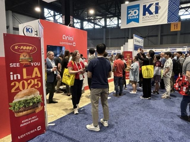 2023년 5월 미국 시카고에서 열린 외식박람회 'NRA쇼'에 참가한 롯데리아가 K버거 시식부스를 운영한 모습. /사진=롯데GRS
