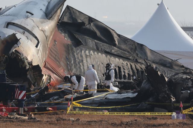 경찰이 무안 제주항공기 참사와 관련해 무안국제공항 등 압수수색에 나섰다. 사지은 무안국제공항 제주항공 여객기 참사 현장을 조사 모습./사진=뉴스1