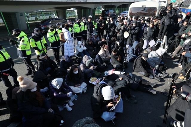 윤석열 대통령 관저 앞에서 시위를 벌인 일부 유튜버와 보수 단체 회원들이 경찰 해산 명령에도 집회를 진행하고 있다. 사진은 2일 서울 용산구 윤석열 대통령 관저 입구 앞에서 보수단체 회원, 지지자들이 농성 중 해산하라는 경찰 안내방송에 드러누운 모습. /사진=뉴스1