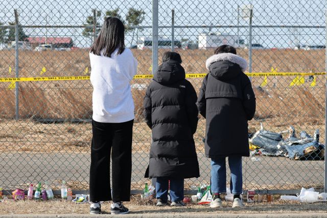 고용노동부가 전남 무안국제공항에서 벌어진 제주항공 참사 유가족들의 휴가와 휴직을 위한 조치에 나선다. 사진은 2일 전남 무안국제공항 제주항공 참사 현장을 찾은 가족이 희생자를 추모하는 모습. /사진=뉴스1