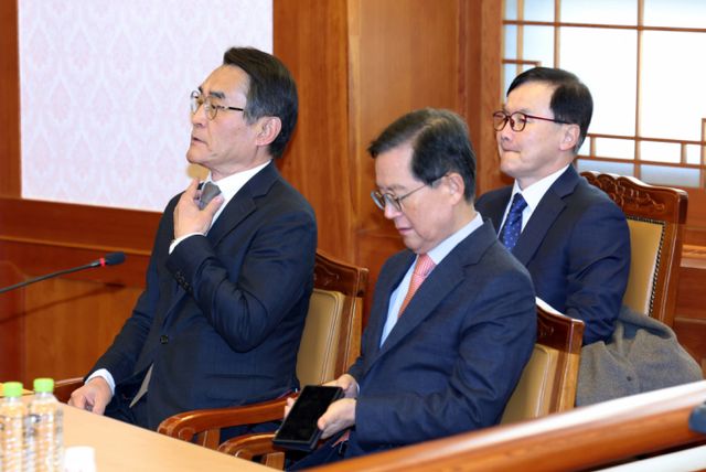 최진웅 대통령실 메시지비서관이 비서관급 참모 중 최초로 대통령 변호인단에 합류했다. 사진은 지난해 12월27일 서울 종로구 헌법재판소에서 진행된 윤석열 대통령의 첫 변론준비기일에 참석한 윤 대통령 측 변호인단 배보윤, 배진한,윤갑근 변호사의 모습. /사진=뉴스1