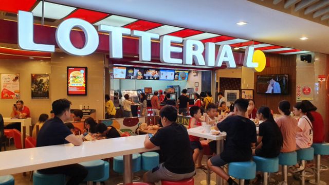 롯데리아를 운영하는 롯데지알에스(롯데GRS)가 지난해 연매출이 1조원에 달할 것으로 전망된다. 롯데GRS는 올해 미국 1호점 오픈을 앞두고 있다. 점심시간 롯데센터 지하에 위치한 롯데리아 매장에 식사를 하려고 몰려는 사람들도 붐비고 있다. /사진=머니투데이