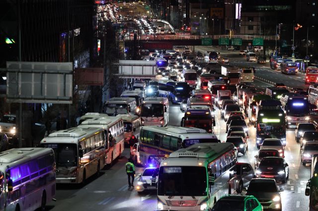  고위공직자범죄수사처(공수처)가 '내란 우두머리' 혐의를 받고 있는 윤석열 대통령에 대한 체포영장 집행을 위해 서울 용산구 한남동 대통령 관저에 도착했다. 사진은 3일 윤석열 대통령에 대한 체포영장 집행에 나섰다. 경찰은 46개 중대 약 2800여 명을 배치해 주변 상황을 통제하는 모습. /사진=뉴스1