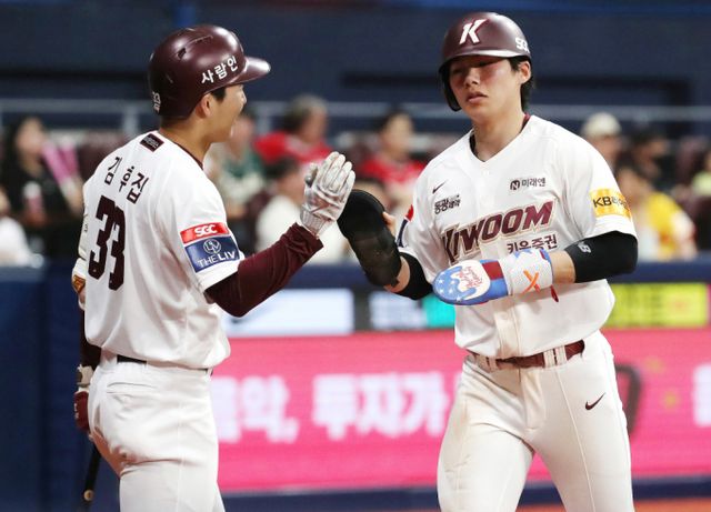 메이저리그 진출을 선언한 김헤성이 협상 마감 기한인 오는 5일까지 이틀을 남겨두고 있지만 계약 소식이 들리지 않는 상황이다. 사진은 2024시즌 키움 히어로즈에서 활약한 김혜성(오른쪽)의 모습. /사진=(서울=뉴스1) 임세영 기자