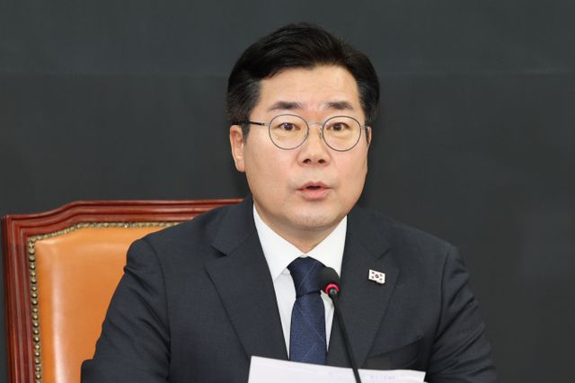 더불어민주당이 윤석열 대통령이 자신의 지지자들에게 끝까지 싸우겠다는 메시지를 보낸 것에 대해 비판의 목소리를 높였다. 사진은 박찬대 민주당 원내대표가 2일 서울 여의도 국회에서 열린 정책조정회의에서 발언하는 모습. /사진=뉴시스