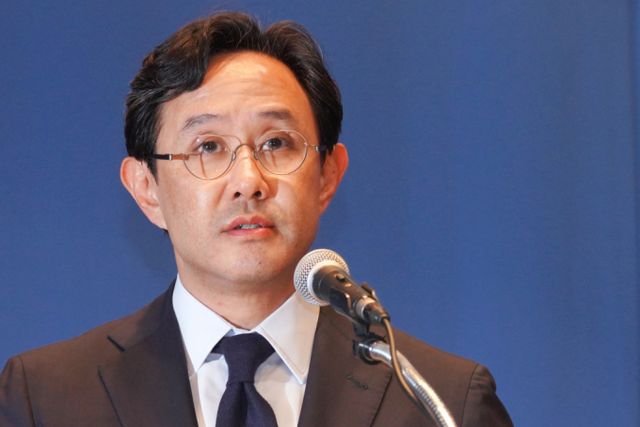 최윤범 고려아연 회장이 지난해 11월13일 서울 중구 남대문로 상의회관에서 일반공모 유상증자 철회 결정 설명을 위한 기자회견에 참석, 회견문을 낭독하고 있다. /사진=임한별(머니S)