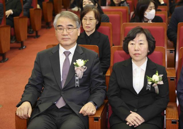 정계선·조한창 신임 헌법재판관이 바로 윤석열 대통령 탄핵 사건에 투입돼 심리할 예정이다. 사진은 왼쪽부터 조한창, 정계선 헌법재판관이 2일 오전 서울 종로구 헌법재판소에서 열린 취임식에 참석한 모습. /사진=뉴시스