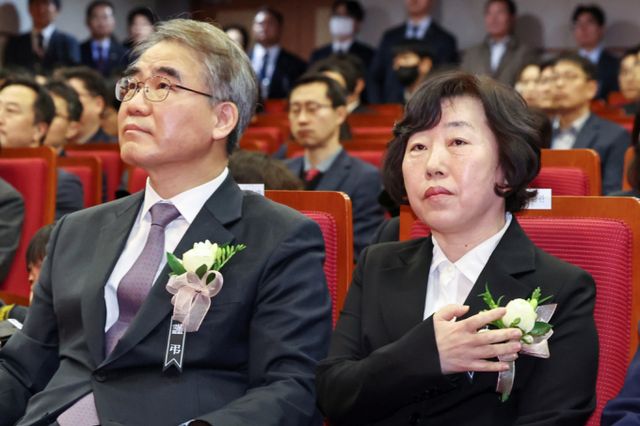 헌법재판소가 조한창·정계선 헌법재판관 취임으로 '8인 체제'를 갖춘 이후 처음으로 윤석열 대통령 탄핵심판 본격적인 사건 심리에 나선다. 사진은 조한창(왼쪽)·정계선 신임 헌법재판관이 지난 2일 오전 서울 종로구 헌법재판소에서 열린 취임식에 참석해 행사 시작을 기다리는 모습. /사진=뉴스1