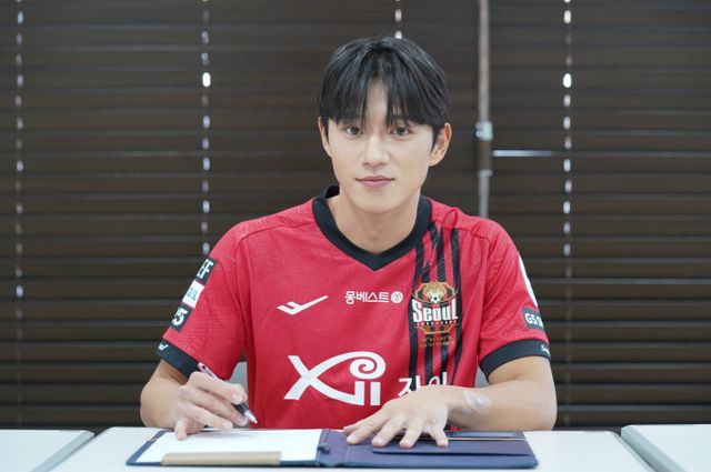 FC서울이 수원FC 출신 미드필더 정승원을 영입했다. 사진은 FC서울과 계약을 마친 정승원의 모습. /사진=FC서울 제공