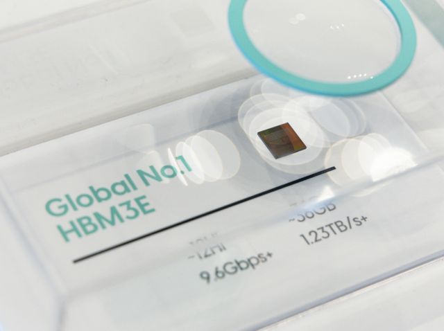 SK AI SUMMIT 2024에 SK하이닉스의 고대역폭메모리 ‘HBM3E’가 전시돼 있다. /사진=뉴스1