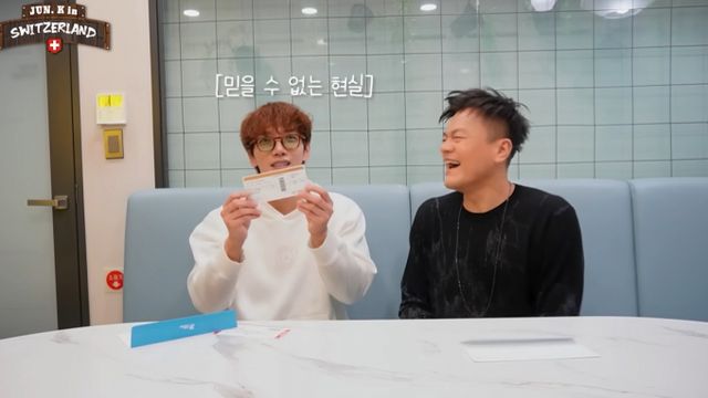 그룹 '2PM' 멤버 준케이(JUN. K)가 가수 겸 프로듀서 박진영의 통큰 선물에 감격했다./사진=유튜브 채널 '2PM' 캡쳐