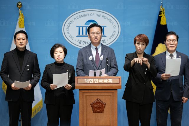 국회 법제사법위원회 소속 국민의힘 의원들이 윤석열 대통령에게 체포영장을 발부한 판사 탄핵 여부를 당 내에서 검토하겠다고 전했다. 사진은 유상범 법사위 국민의힘 간사(가운데)와 국민의힘 위원들이 2일 서울 여의도 국회 소통관에서 윤석열 대통령 체포영장 집행을 위한 수색영장 관련 부당성에 대한 서울서부지방법원 규탄 기자회견을 하는 모습. /사진=뉴스1 