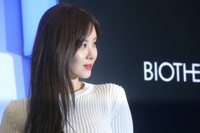  가수 겸 배우 서현이 다리 부상으로 인해 지팡이를 짚고 일정을 소화했다. 사진은 지난 2020년 1월 그룹 소녀시대 서현이 17일 오후 서울 서초구 반포동 파미에스테이션에서 열린 비오템 팝업스토어 오픈행사에 참석해 포즈를 취한 배우 서현. /사진=머니투데이