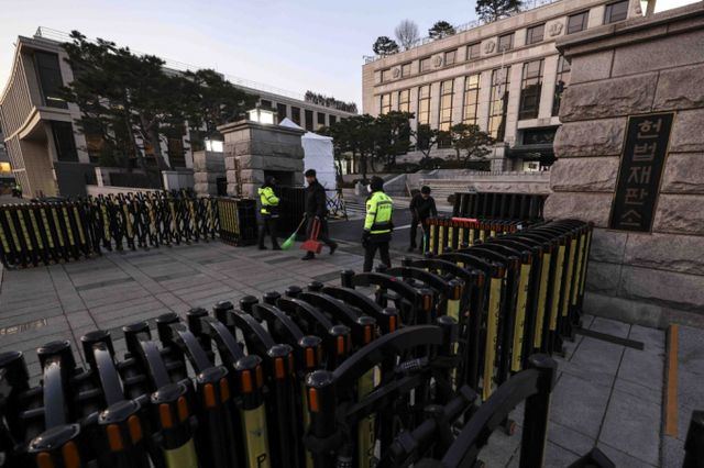 조한창과 정계선 신임 헌법재판관이 6년간의 임기를 시작했다. 사진은 헌법재판소 앞 경찰이 근무를 선 모습. /사진=뉴시스