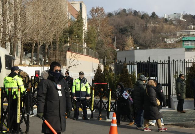 대통령경호처가 고위공직자범죄수사처(공수처)의 윤석열 대통령 체포영장을 집행하는 개별 경찰에 대한 고소·고발 병행에 대한 언론 보도에 대해 "사실이 아니라"라고 밝혔다. 사진은 지난 1일 서울 한남동 대통령 관저 입구가 통제 되는 모습. /사진=뉴스1