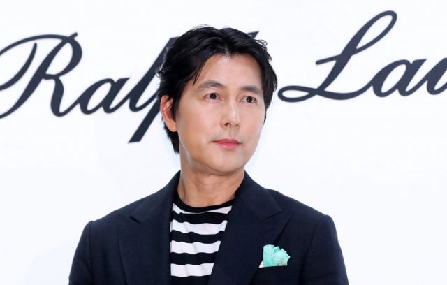  지난해 말 혼외자 논란으로 화제의 중심에 섰던 정우성 소속사가 소속 배우들의 신년 인사를 전한 가운데, 정우성은 자취를 감췄다. 사진은 지난해 3월 서울 강남구 옥션 강남센터에서 진행된 랄프 로렌 스프링 2024 프레젠테이션 포토콜 행사에 참석한 배우 정우성. /사진=뉴시스