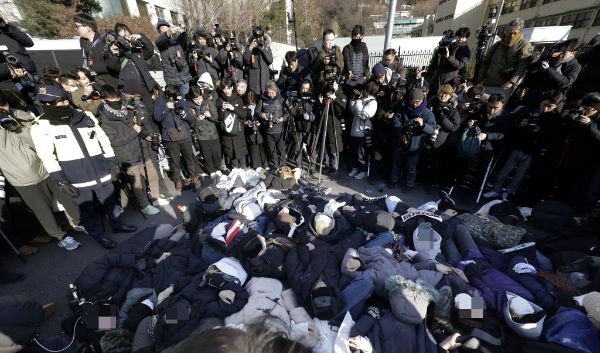 북한이 12·3 비상계엄 사태로 윤석열 대통령에 대한 체포영장이 발부된 것을 전했다. 사진은 2일 서울 용산구 한남동 대통령 관저 입구에서 윤석열 대통령 지지자들이 공수처의 체포 집행에 항의하며 드러누워 있는 모습. /사진=뉴시스