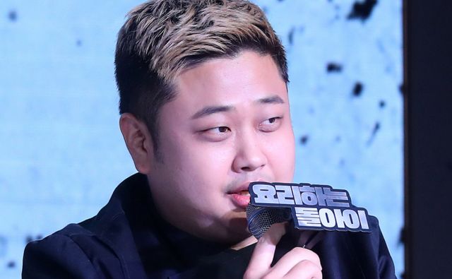 셰프 윤남노가 자신의 레스토랑 예약 브로커들을 뿌리뽑겠다고 밝혔다. 사진은 지난해 10월 서울 마포구 호텔 나루 서울 엠갤러리에서 진행된 넷플릭스 예능 '흑백요리사: 요리 계급 전쟁' TOP8 기자간담회에 참석한 요리하는 돌아이. /사진=스타뉴스