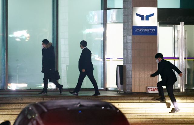 고위공직자범죄수사처(공수처)가 지난 20일 윤석열 대통령 강제 구인을 시도했지만 결국 무산됐다. 사진은 윤 대통령 강제구인을 시도한 공수처 직원들이 지난 20일 서울구치소에서 경기 과천시 공수처 청사로 복귀하는 모습. /사진=뉴시스