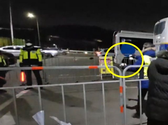 윤석열 대통령의 구속영장이 발부된 날, 윤 대통령 즉각 퇴진 시위대가 경찰에게 음식을 나눠주는 따뜻함을 보였다. 사진은 경찰들을 향해 와플을 전달하는 모습. /사진=유튜브 '정치 한 잔' 캡처