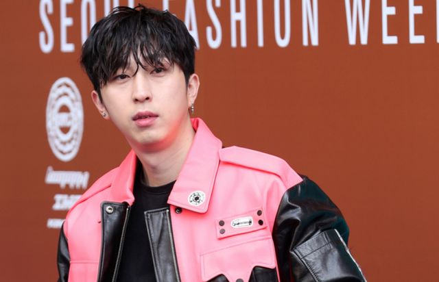 슬리피가 아내에게 무릎 꿇고 빌었다. 사진은 지난 2018년 서울 중구 동대문디자인플라자(DDP)에서 열린 '2018 F/W 헤라서울패션위크-키미제이' 컬렉션에 참석한 가수 슬리피. /사진=머니투데이