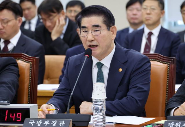 김용현 전 국방부 장관과 조지호 경찰청장 보석 심문기일이 21일 열린다. 사진은 김 전 장관이 지난해 11월28일 서울 여의도 국회에서 열린 국방위원회 전체회의에서 의원 질의에 답변하는 모습. /사진=뉴시스