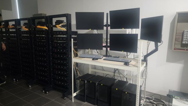 승부조작 혐의로 처벌받았던 전직 프로축구 선수가 이번엔 1조원대 불법 도박 자금 세탁 총책으로 활동하다 경찰에 붙잡혔다. 사진은 불법 도박 자금 세탁을 주도한 총책 사무실의 모습. /사진=뉴스1(부산경찰청 제공) 