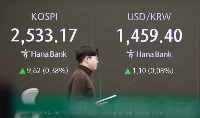 코스피가 전 거래일(2523.55)보다 10.13포인트(0.40%) 상승한 2533.68에 개장한 20일 오전 서울 중구 하나은행 딜링룸 전광판에 지수가 표시됐다./사진=뉴시스