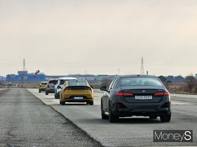 화성 KATRI에서 진행된 2024 올해의차 심사 현장. 내구시험로를 주행 중인 테스트카들. /사진=박찬규 기자