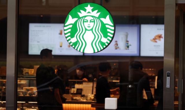 스타벅스코리아가 오는 24일부터 카페 아메리카노 등 일부 음료 가격을 인상한다. 서울 시내 한 스타벅스에서 시민들이 음료를 주문하고 있다. /사진=뉴시스