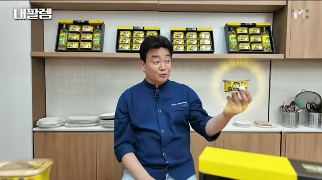 백종원 더본코리아 대표가 자신의 유튜브 채널에서 판매한 빽햄 선물세트 가격과 할인율이 '시청자 기만' 논란에 휩싸였다. 소비자가 5만원대의 제품을 45% 할인해 판매하는 것처럼 말했지만 오픈마켓에서 원가 3만원대인 것이 확인돼서다. /사진=백종원 유튜브 화면 갈무리