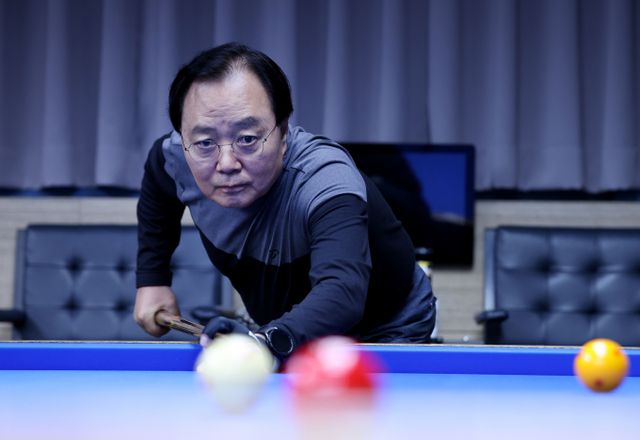 김기홍 법무법인 율촌 고문이 오는 23일 열리는 대한당구연맹 회장 선거에 나선다. 사진은 김 후보가 당구를 치는 모습. /사진=김기홍 후보 제공 