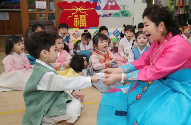 중국의 대명절 춘절을 앞두고 중국 일부 지역에서 세뱃돈 문화를 개선하려는 시도를 하고 있다./사진=뉴시스