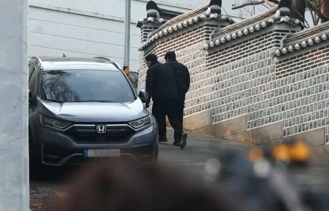 20일 대통령 안전 가옥 압수수색 재시도에 나선 경찰 국가수사본부 특별수사단(특수단)이 경호처와 2시간째 협의하고 있다. 사진은 20일 서울 종로구 삼청동 대통령 안전가옥 인근 모습. /사진=뉴시스