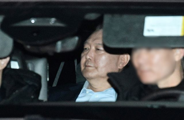 신용해 법무부 교정본부장이 내란 우두머리 혐의로 구속된 윤석열 대통령의 서울구치소 수감에 대해 "전직 대통령들과 비슷하게 3.6~3.7평 정도 된다고 보고 받았다"고 밝혔다. 사진은 윤 대통령이 지난 15일 경기 정부과천청사 고위공직자범죄수사처(공수처)에서 조사를 마친 뒤 서울구치소로 향하는 모습. /사진=뉴시스(공동취재) 