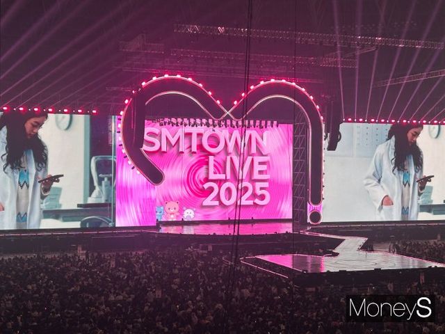SM엔터테인먼트(SM) 주가가 실적 개선에 대한 기대와 신인 그룹 데뷔 소식으로 상승세를 이어가고 있다. 사진은 지난 12일 서울 구로구에서 열린 'SM TOWN LIVE 2025' 공연이 진행되는 모습. /사진=김성아 기자