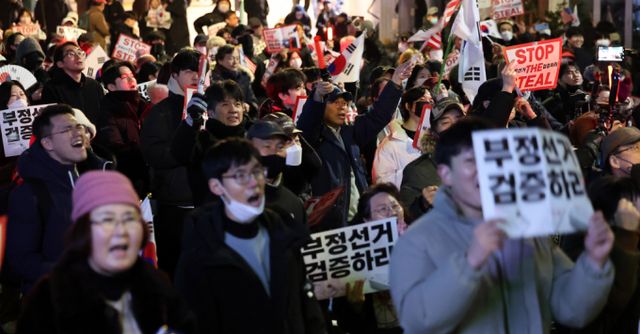 국민의힘과 더불어민주당의 정당 지지율이 오차범위 밖으로 벌어졌다는 여론조사 결과가 나왔다. 사진은 윤석열 대통령 지지자들이 서울 종로구 헌법재판소 인근에서 헌재를 향해 탄핵 반대를 외치는 모습. /사진=뉴스1