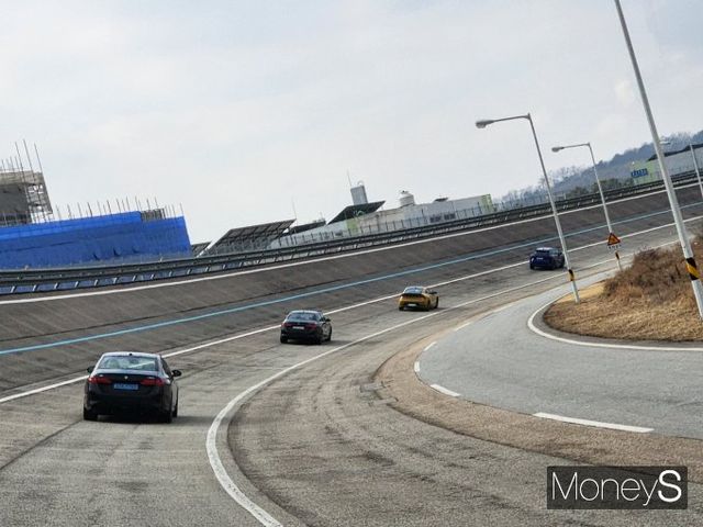 화성 KATRI에서 진행된 2024 올해의차 심사 현장. 고속선회로 주행장면. /사진=박찬규 기자