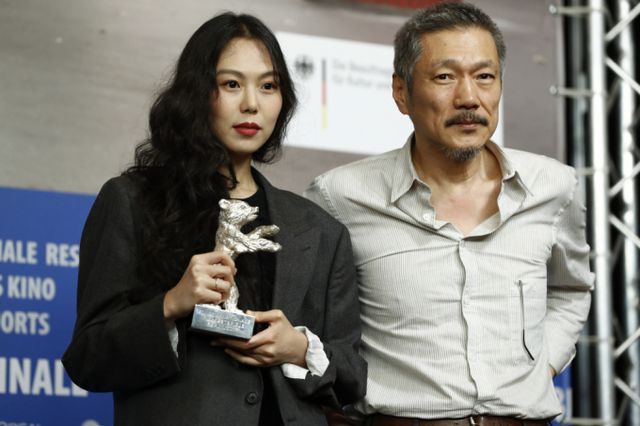 홍상수 감독이 외동딸의 결혼식에 불참했다는 사실이 뒤늦게 알려졌다. 사진은 제67회 베를린국제영화제에 참석한 김민희와 홍상수 감독. / 사진=뉴스1