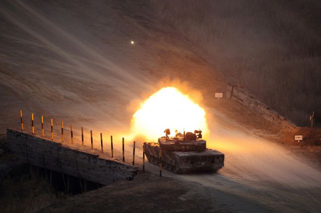 바이든 행정부의 중동지역 수출 통제를 완화할 가능성도 높아져 중동 무기시장에서의 경쟁이 치열해질 것으로 예상된다. 한국군 K1A1 전차가 한국과 미국의 합동 군사 훈련 프리덤 쉴드'의 일환으로 남북한을 가르는 비무장지대(DMZ) 근처 포천의 군사 훈련장에서 실사격 훈련 중 사격을 실시하는 모습. /사진=로이터