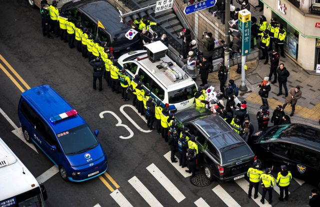 사진은 윤석열 대통령에 대한 3차 변론기일이 진행된 21일 서울 종로구 헌법재판소에서 윤석열 대통령이 탑승한 호송차량이 나오고 있는 모습. /사진=뉴시스