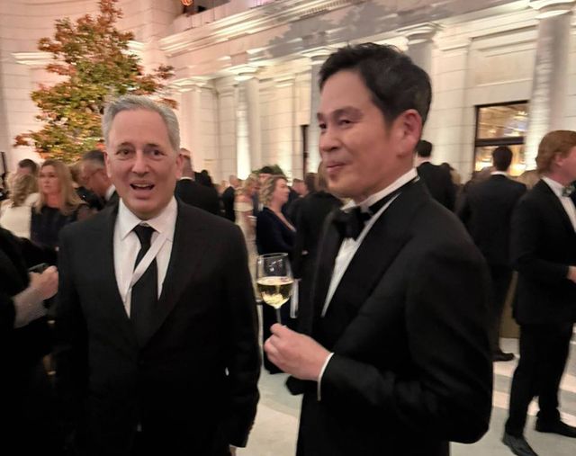 정용진 신세계그룹 회장이 도널드 트럼프 미국 대통령 취임식에서 주요 인사들과 만나 AI 활용에 대한 관심을 드러냈다. 정 회장(오른쪽)이 지난 20일 저녁(현지시간) 스타라이트 무도회에서 백악관 암호화폐 및 인공지능 정책 책임자로 임명된 데이비드 삭스와 대화를 나누고 있다. /사진=신세계그룹