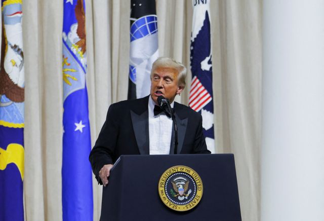 도널드 트럼프 미국 대통령이 북한을 '핵보유국'이라 부르고 김정은 북한 국무위원장과 친분이 있다고 밝혀 논란이다./사진=로이터